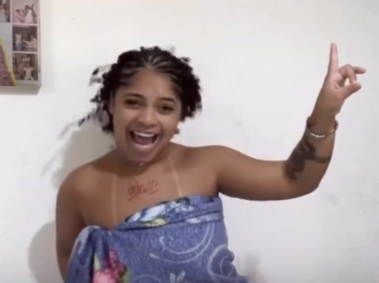 Mulher grava ‘arrume-se comigo’ antes de atualizar cadastro no CRAS