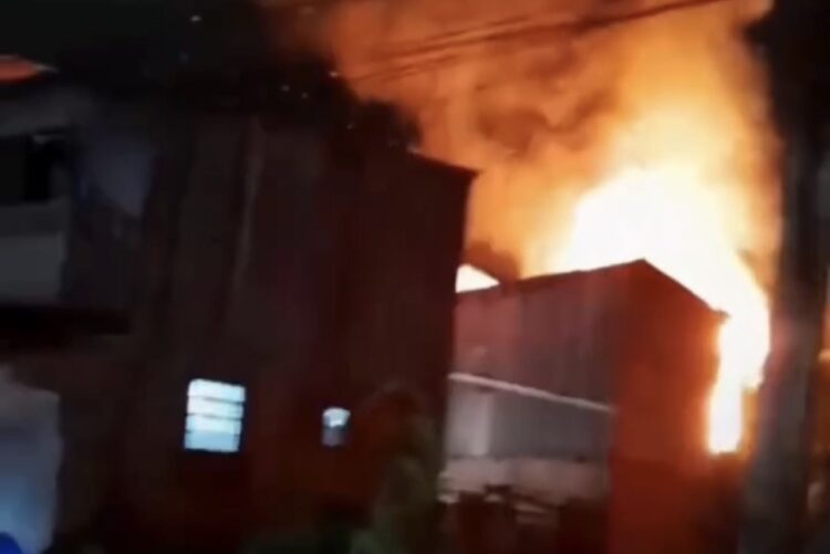 Incêndio de grande proporção destrói casas no Guamá e mobiliza Corpo de Bombeiros