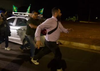 Pastor se passa por apoiador em vigília, critica Bolsonaro e acaba expulso a tapas por apoiadores presentes