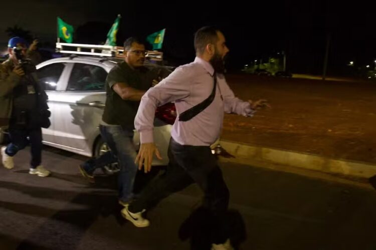 Pastor se passa por apoiador em vigília, critica Bolsonaro e acaba expulso a tapas por apoiadores presentes