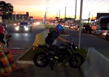 Motociclistas fazem retorno irregular na BR-316 após mudança de circulação com o BRT