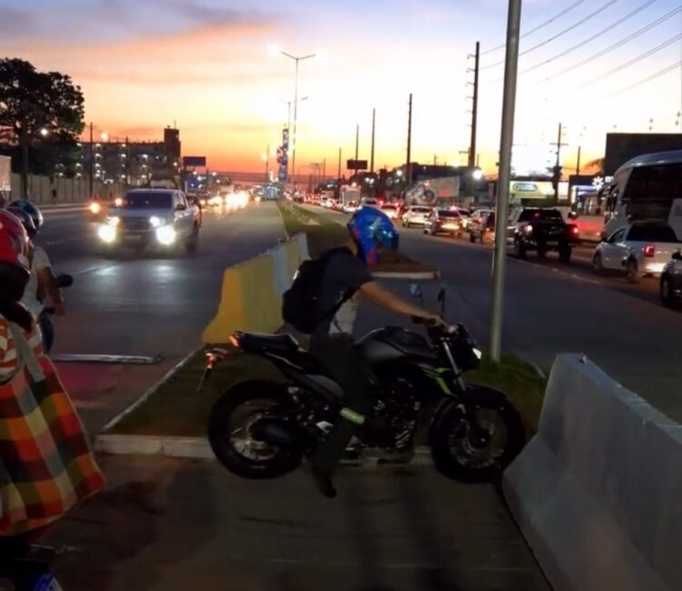 Motociclistas fazem retorno irregular na BR-316 após mudança de circulação com o BRT