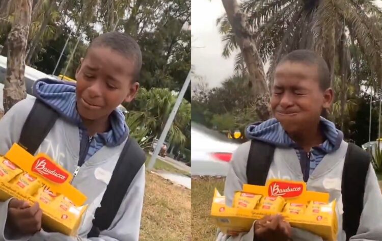 Vídeo mostra menino chorando após ter dinheiro roubado enquanto vendia biscoitos na rua