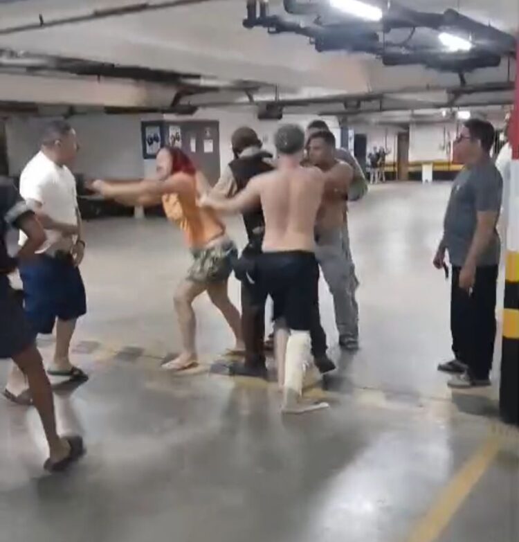 Briga generalizada termina com suposto policial sacando arma no estacionamento do Líder Guamá