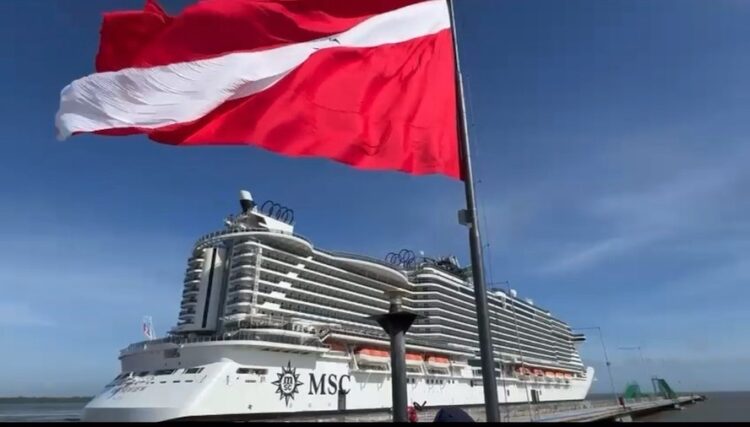 Transatlânticos de luxo chegam a Belém para servir como hotéis flutuantes durante a COP 30