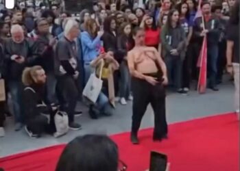 Universitários fazem performance se jogando no chão em protesto contra megaoperação no Rio de Janeiro