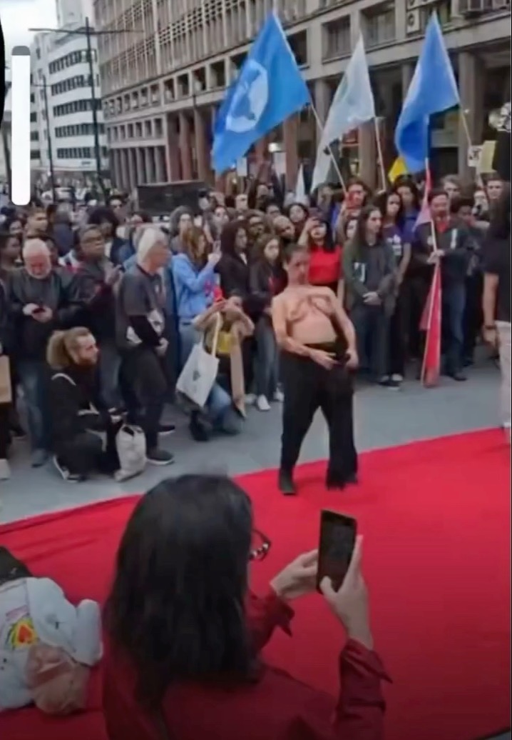 Universitários fazem performance se jogando no chão em protesto contra megaoperação no Rio de Janeiro