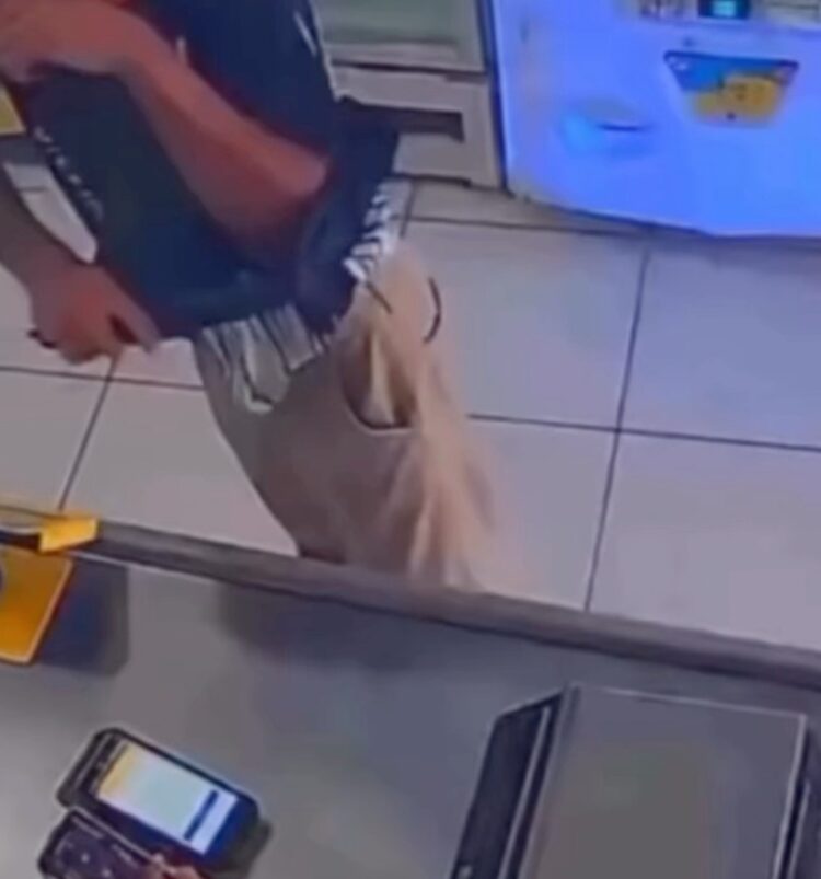 Atendente toma faca de ladrão e o expulsa de loja de roupas durante tentativa de assalto