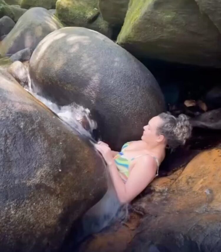 Turista é “engolida” por pedra em ponto turístico no Rio de Janeiro e vídeo viraliza