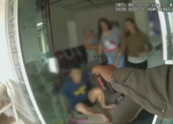 Homem com esquizofrenia em surto é morto a tiros por policiais na frente da família