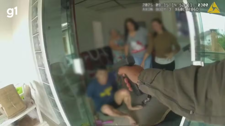 Homem com esquizofrenia em surto é morto a tiros por policiais na frente da família