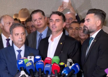 Flávio chama tornozeleira danificada de detalhe e acusa Moraes de negar laudo médico