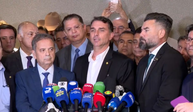 Flávio chama tornozeleira danificada de detalhe e acusa Moraes de negar laudo médico