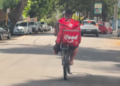 Vídeo de entregador do Ifood sem uma perna trabalhando de bicicleta viraliza