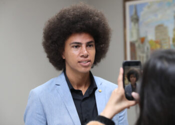 Renato Freitas diz ser mac0nheiro e afirma que criminalização da maconha tem “caráter r@cista”