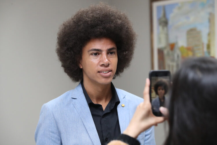 Renato Freitas diz ser mac0nheiro e afirma que criminalização da maconha tem “caráter r@cista”