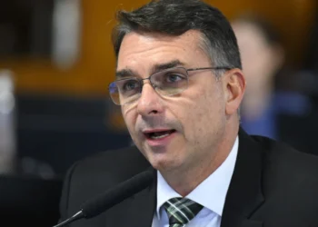 Eduardo Bolsonaro critica Tarcísio e afirma que governador “não é de direita”