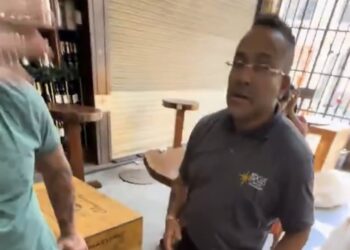 Jovem denuncia homof0bia após ser advertido por abraçar namorado no Mercado Municipal de SP