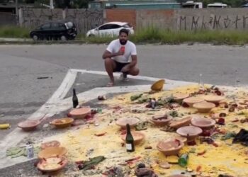 Homem se revolta com ritual deixado no meio da rua e chama situação de ‘nojeira’, reclamando da falta de limpeza