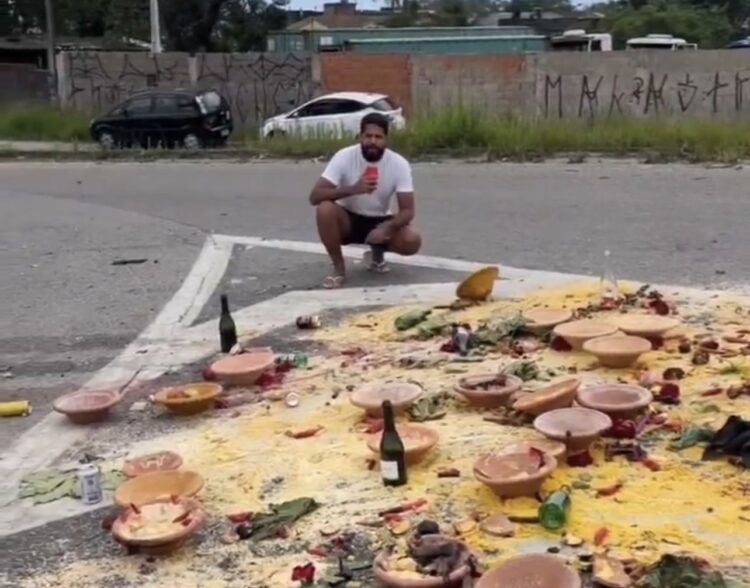 Homem se revolta com ritual deixado no meio da rua e chama situação de ‘nojeira’, reclamando da falta de limpeza