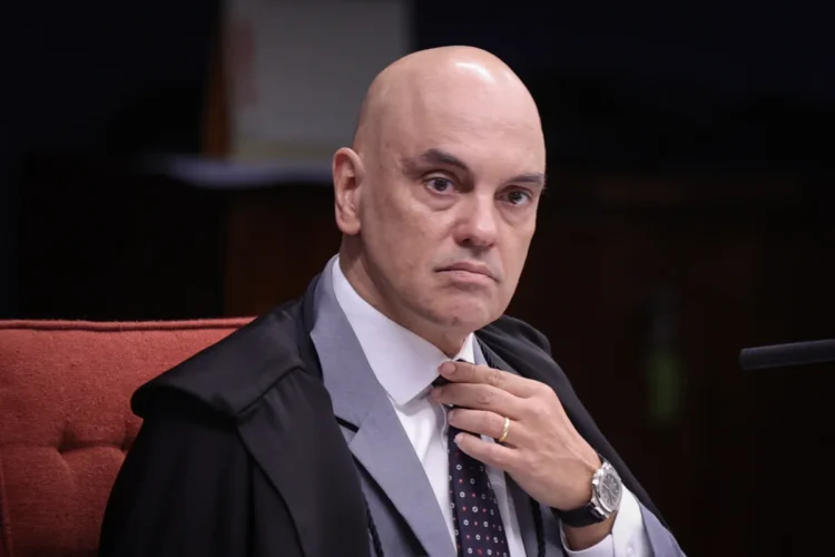 Com salário de R$ 46 mil, Moraes defende aumento para juízes e é aplaudido em encontro do Judiciário