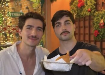 Influenciador prova comida paraense, mas rejeita açaí e afirma que “o de verdade é com leite condensado”