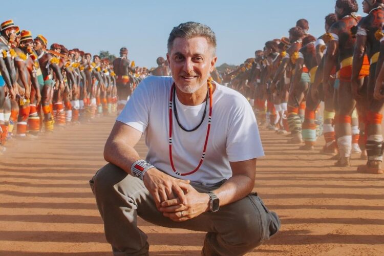 Pedido de Luciano Huck para “limpar a cena” durante gravação em aldeia gera debate