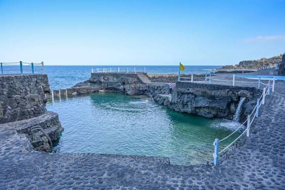 Quatro turistas morrem e um desaparece ao serem levados por onda gigante em piscina natural na Espanha
