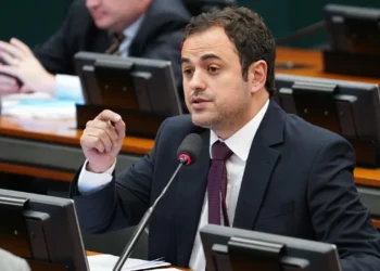 Glauber braga protesta contra possível cassação e ocupa cadeira de motta na câmara