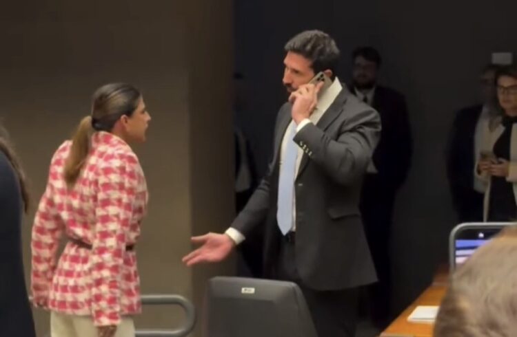 Deputada de esquerda perde o controle e parte para empurrões durante ação policial após ocupação irregular de glauber braga na câmara