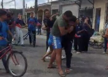 Violência escolar: estudantes protagonizam agressões em frente a escola no Icuí e vídeo viraliza