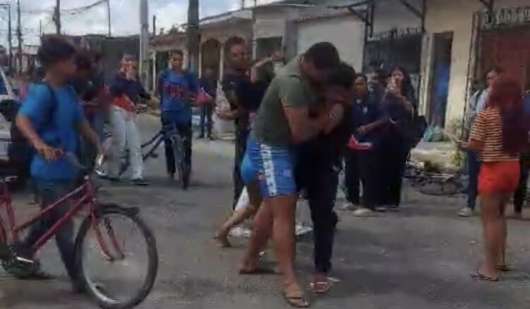 Violência escolar: estudantes protagonizam agressões em frente a escola no Icuí e vídeo viraliza