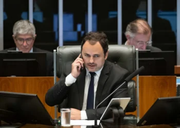 Com apoiadores, Glauber Braga protesta contra cassação na Câmara