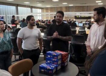 Patrão surpreende equipe ao entregar “caixa de bombons” que escondia prêmio de alto valor após meta milionária