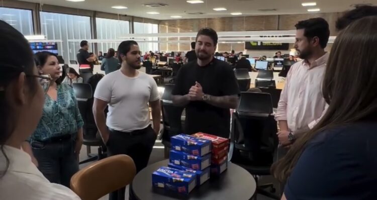 Patrão surpreende equipe ao entregar “caixa de bombons” que escondia prêmio de alto valor após meta milionária