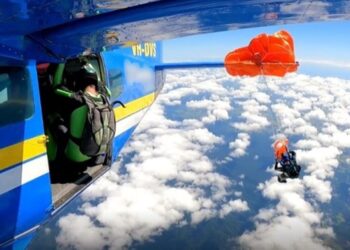 Paraquedista fica preso em asa de avião na Austrália após ativar paraquedas acidentalmente