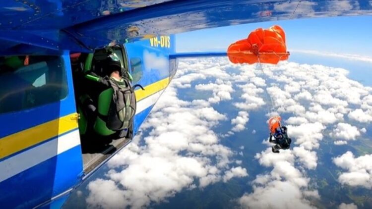 Paraquedista fica preso em asa de avião na Austrália após ativar paraquedas acidentalmente
