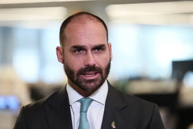 Eduardo Bolsonaro diz receber com “pesar” retirada de sanções a Moraes
