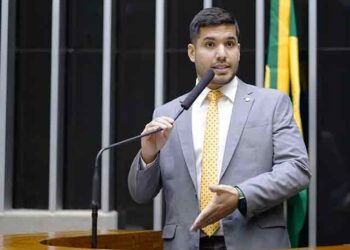 Mulher transtornada persegue e xinga deputado André Fernandes em aeroporto