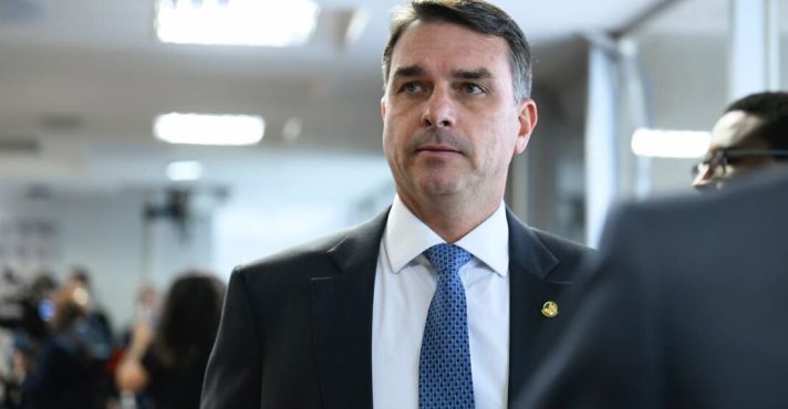 Flávio Bolsonaro diz que cumprimentaria Lula, mas se recusa a apertar a mão de Moraes