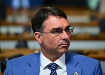 “Meu sonho é que as pessoas parem de depender de políticos”, diz Flávio Bolsonaro