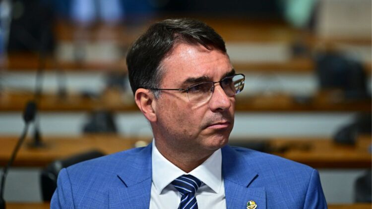 “Meu sonho é que as pessoas parem de depender de políticos”, diz Flávio Bolsonaro