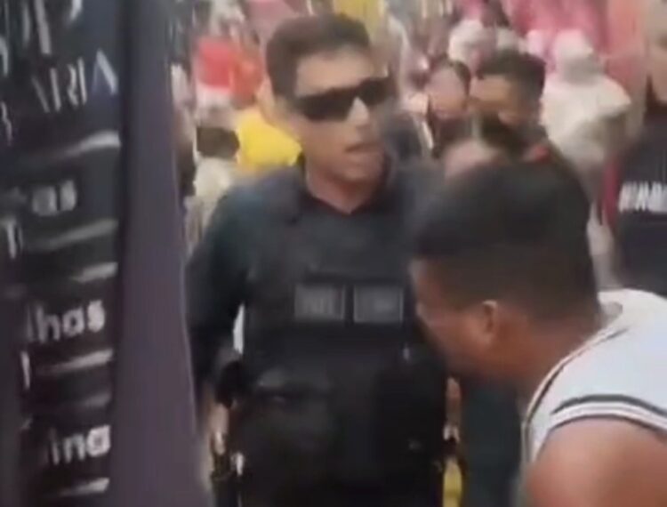 PM agride vendedor de pipoca após reclamação sobre viatura que teria atingido carrinho