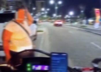 Motoboy recusa corrida alegando que passageira não caberia na moto
