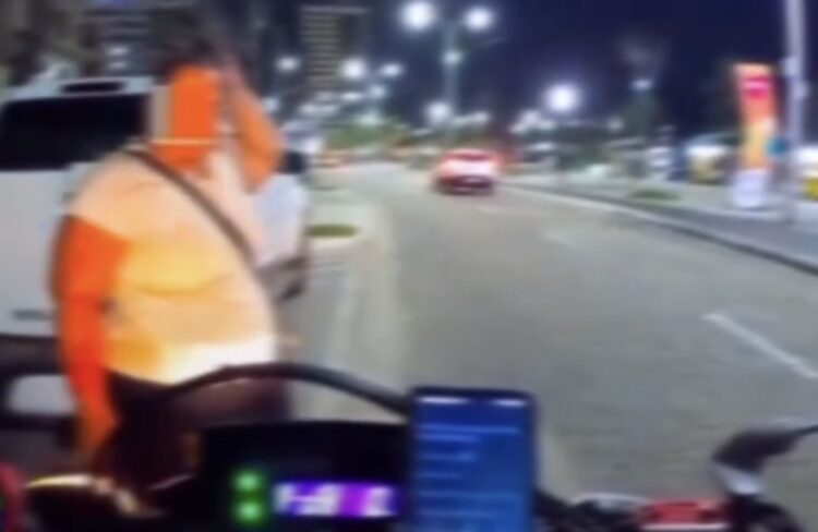 Motoboy recusa corrida alegando que passageira não caberia na moto