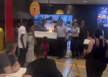 Briga em unidade do McDonald’s termina em socos, chutes e lanches arremessados em SP