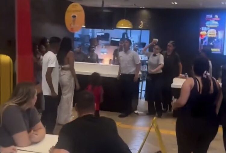Briga em unidade do McDonald’s termina em socos, chutes e lanches arremessados em SP