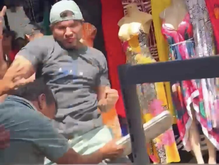 Idoso é linchado por funcionários de barraca de comida após reclamar de som alto