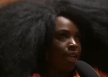 Em podcast, mulher aponta racismo por conta de cabelo e relatar dificuldade para conseguir emprego