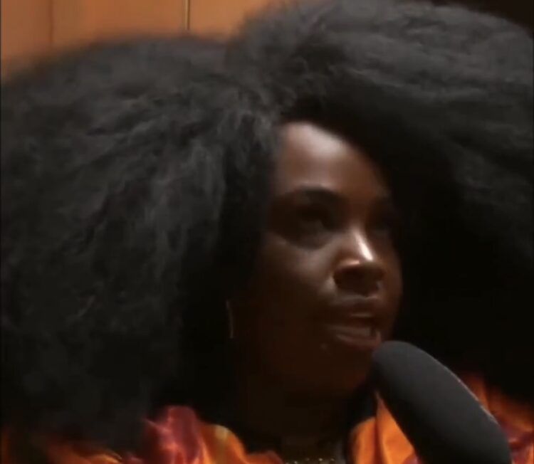 Em podcast, mulher aponta racismo por conta de cabelo e relatar dificuldade para conseguir emprego